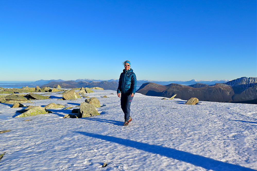 Fra Storfjellet 950, i forhold til vinden som var på Hellandshornet var her rene påskestemningen :-)