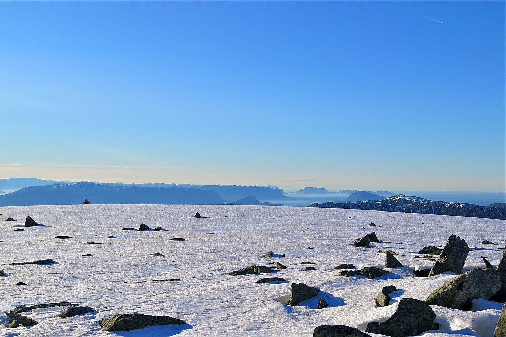 Fra Storfjellet 950, i forhold til vinden som var på Hellandshornet var her rene påskestemningen :-)