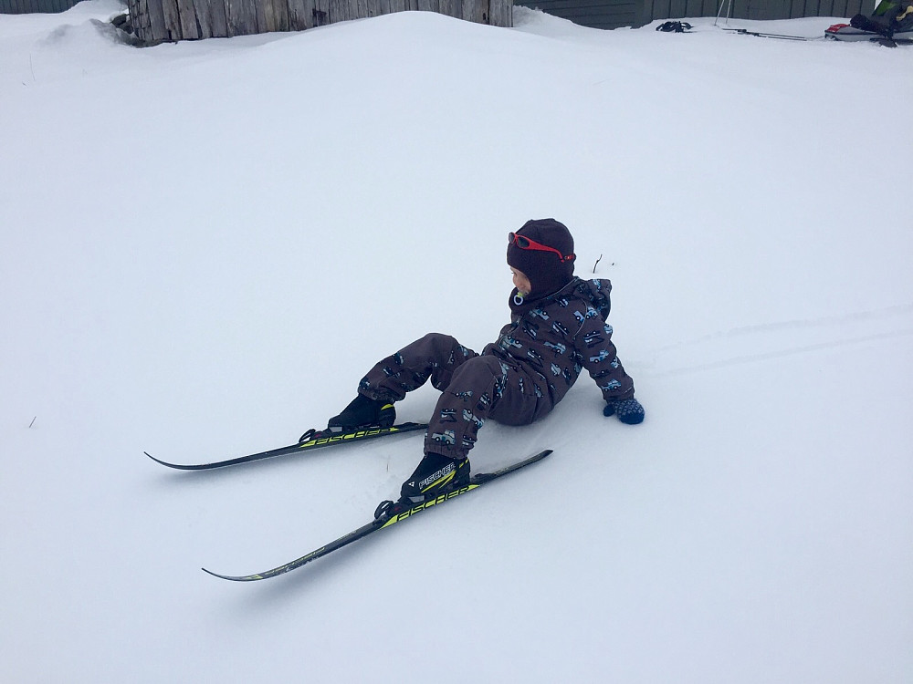 Etter nedrennet ril Lotsstøylen med en syngende Vinjar bak i pulken, hadde vi en lang pause på støylen hvor Vinjar fikk gå litt på ski :-)