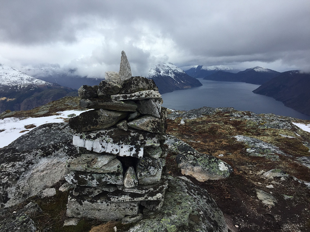 atter vårlig på toppen