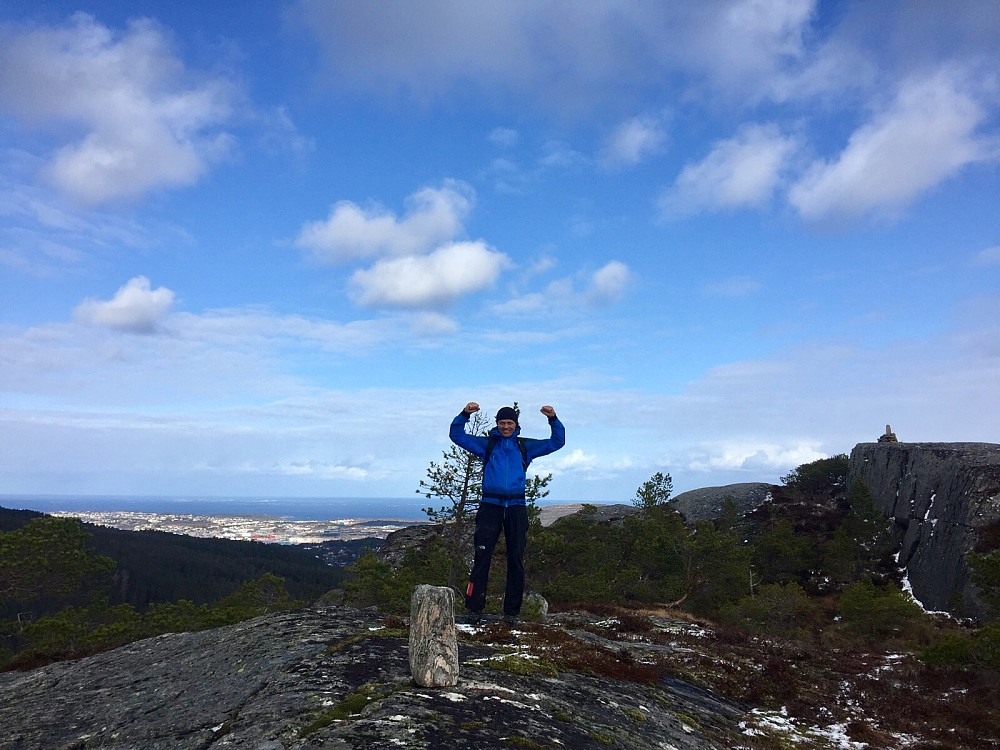 Storskarven, jubelbrølet til Ove som fullfører sin Kristiansund 100 pf liste. Kristiansund i bakgrunnen