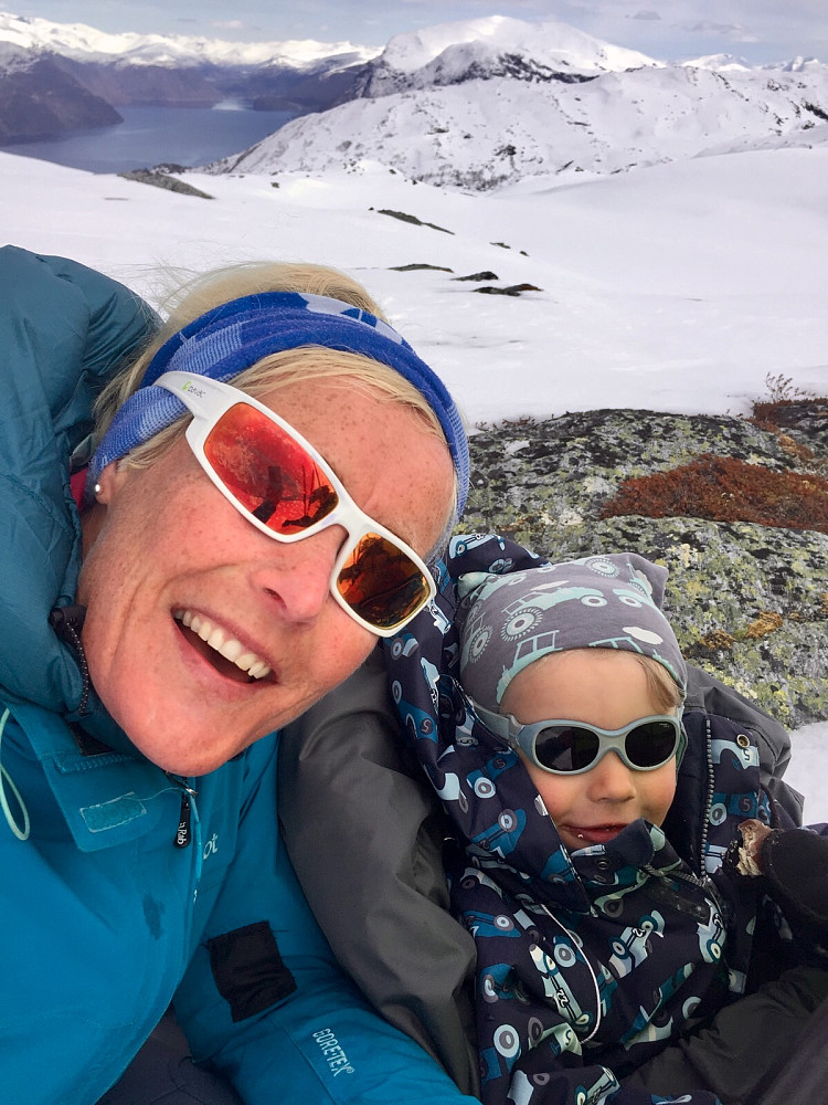 Vinjar ville ikke lunsje på toppen men vi tok oss allikevel en liten sjokoklem pause og tid til litt selfie og hurrarop før vi rant nedover igjen