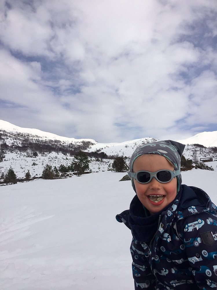 vi tok oss en lang og god spisepause på støylen og Vinjar fikk prøvd skia sine. Var litt vanskelig i våt og kornete snø.