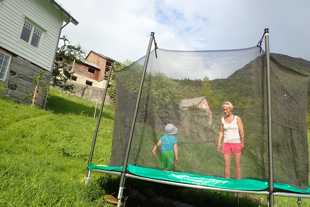Vinjar og Mamma hopper i trampoline, nesten like kjekt som fjelltur :-)