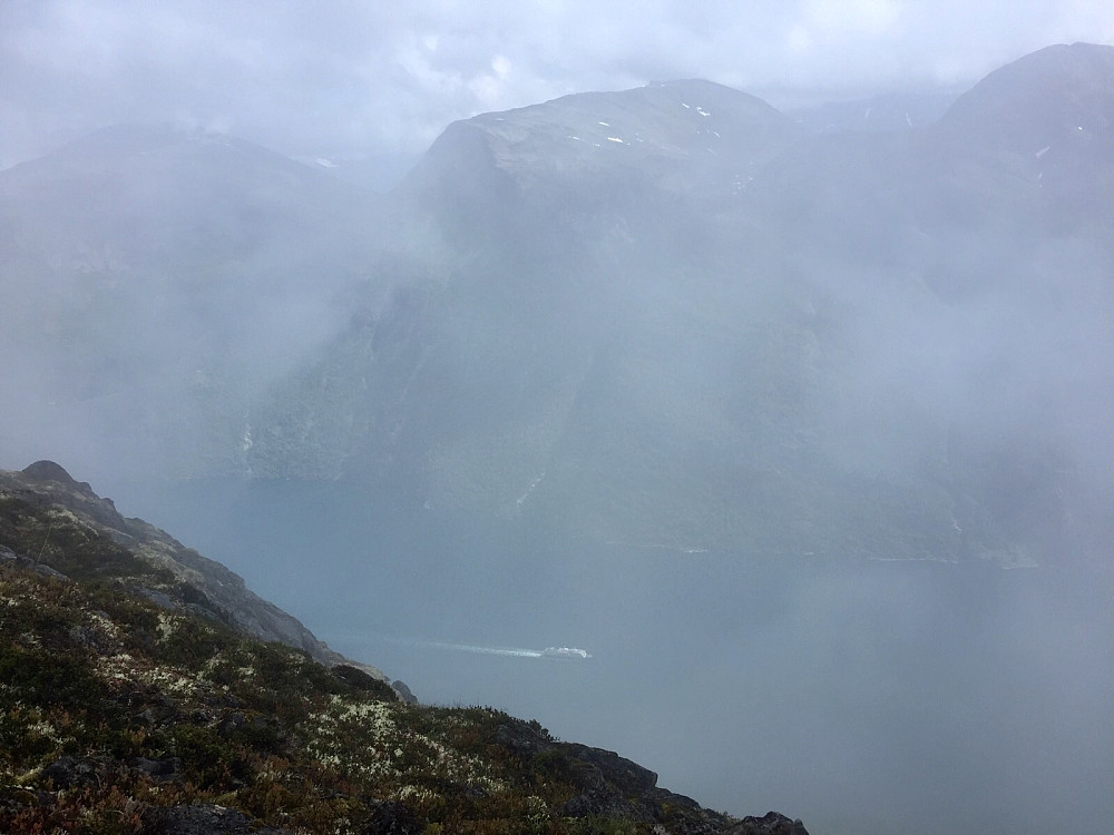 Turistbåt på vei inn Synnulvsfjorden