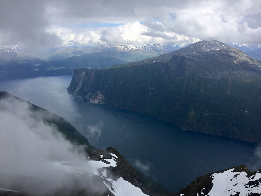 Grøtet og Synnulvsfjorden mot Liabygda