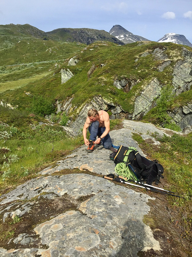 Vi tok igjen Sondre da han hadde stoppet for å ta seg et forfriskende bad i den iskalde elva. Dette var ikke særlig fristende for min særdeles forkjølede kropp så den får jeg ha til gode ;-)