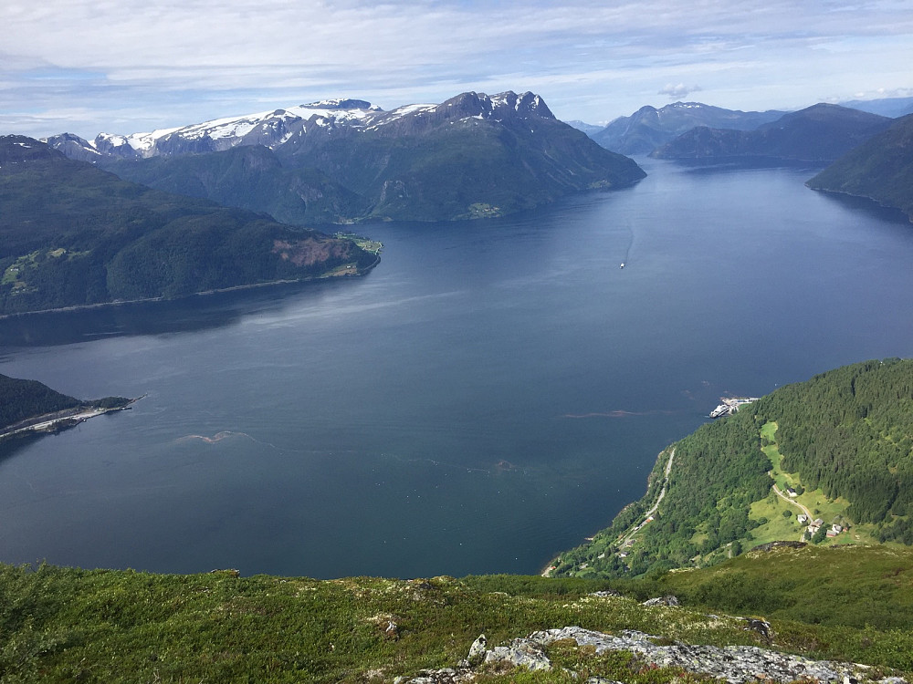Mye søppel og skrot i fjorden etter gårsdagens flom i indre