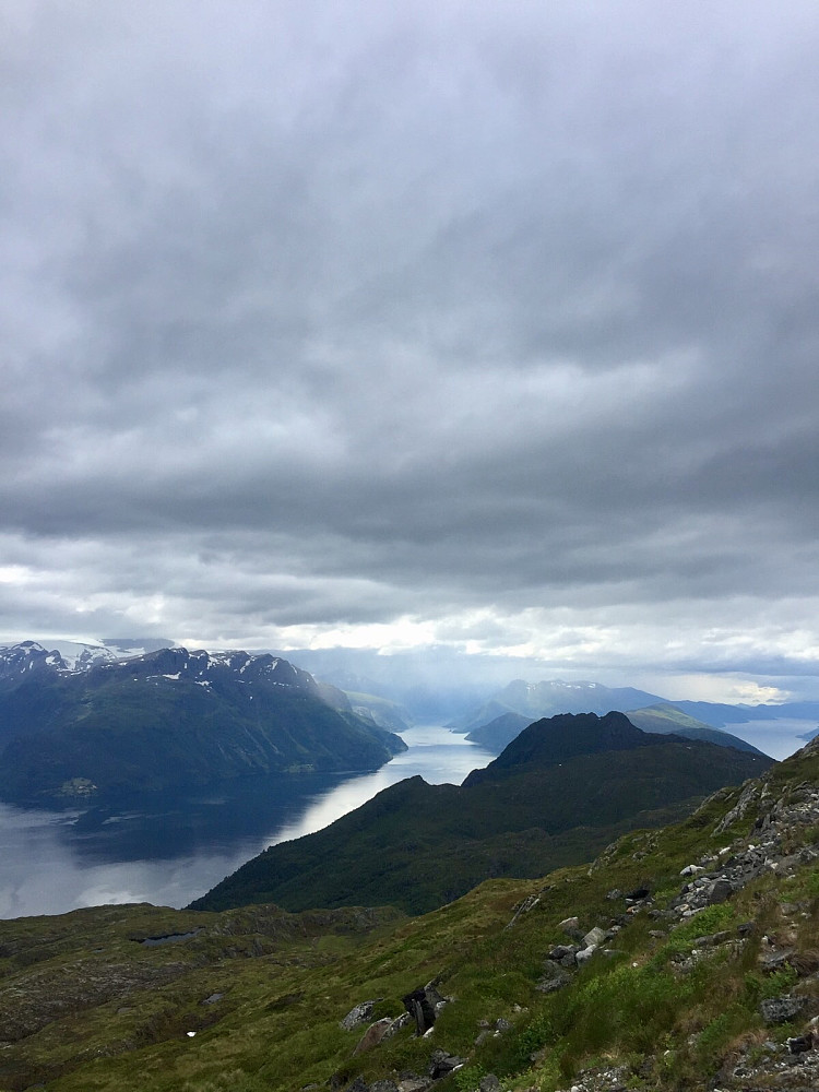 Flott utsikt ut fjorden med Trollenyken i forkanten