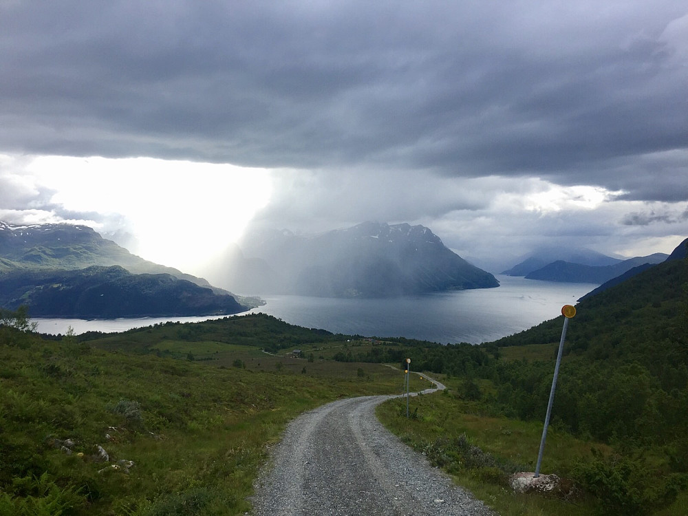 Byger over Gjegnalunden og solgløtt på Hestenesøyra