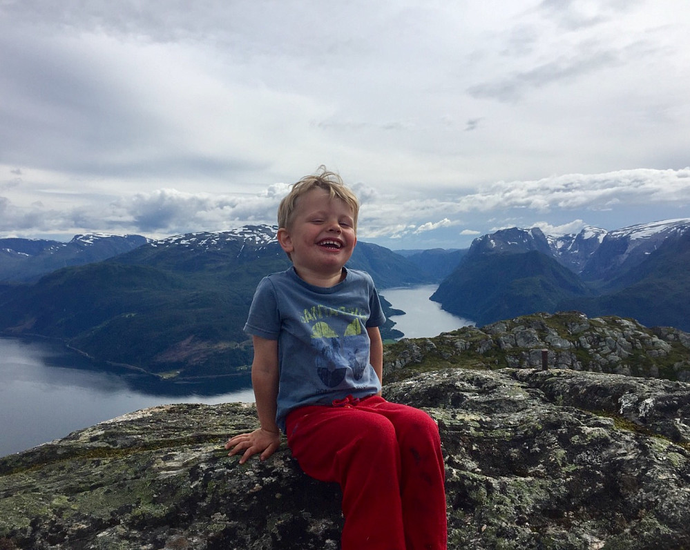 Vinjar er i kjempeslag på toppen og har forsert nesten 900 hm! Flott utsikt mot Hyefjorden