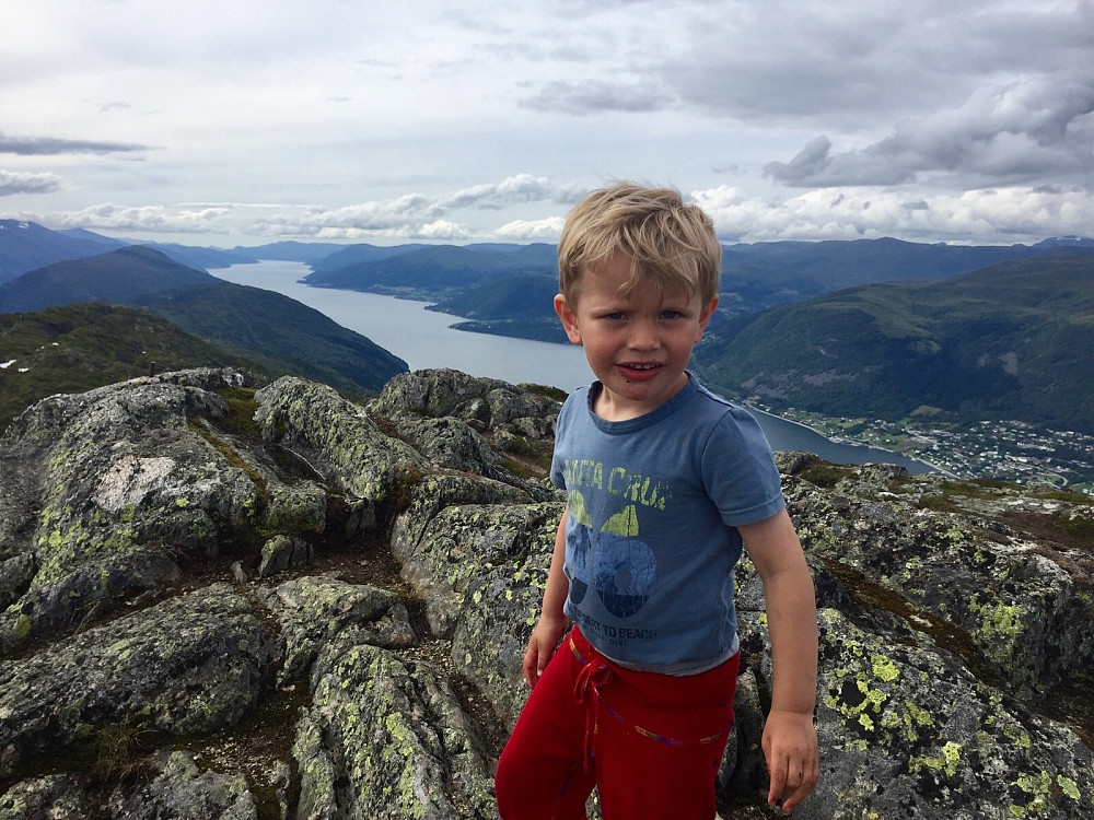 Vinjar er i kjempeslag på toppen og har forsert nesten 900 hm! Eid i bakgrunnen 