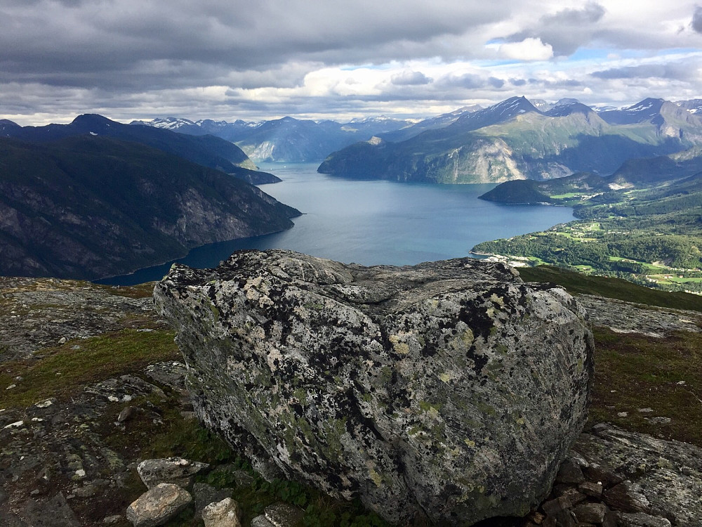Vakker utsikt mot Norddalsfjorden
