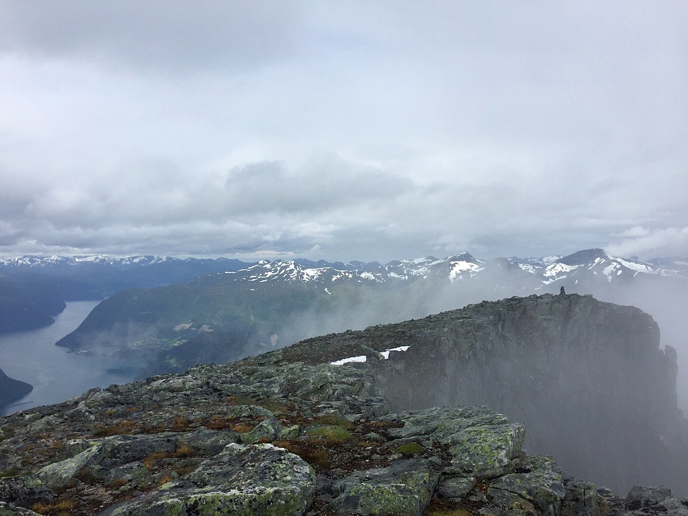 Opp mot Blåfjellet og utsikten mot Valldal og Norddalsfjorden