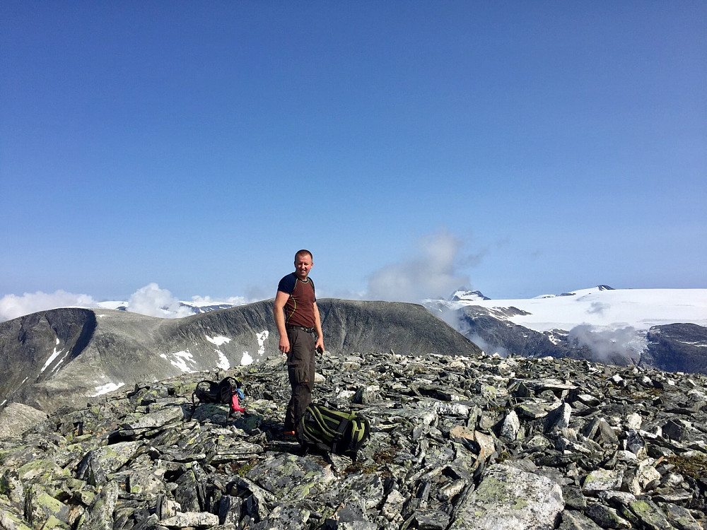 Sørvest for Nonsnibba 1782. Den tredje siste 100 pf toppen min i Stryn! Ser mot Nonsnibba. Lodalskåpa stikker så vidt oppom en skoddedott