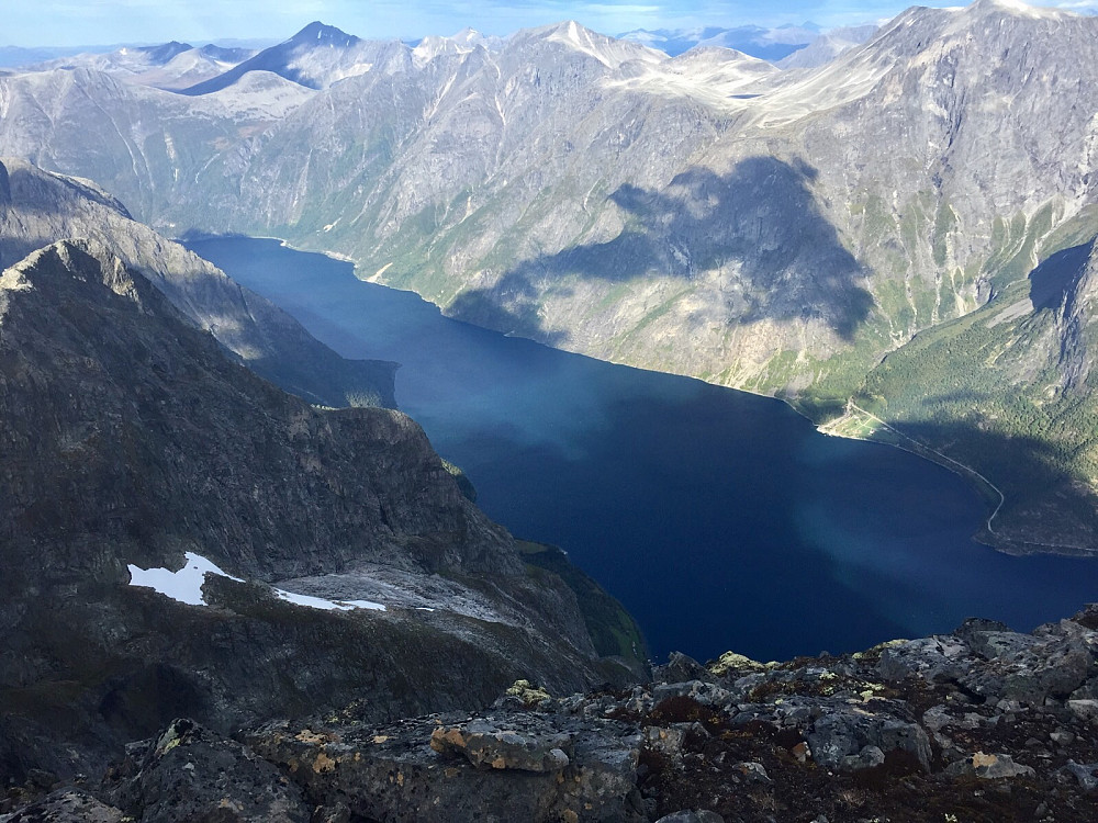 Ser Hoemsbu så vidt nede ved Eikesdalsvatnet