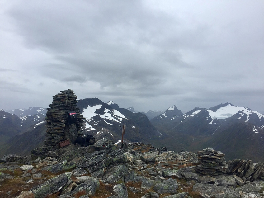 Innover Habostaddalen med Leirhornet, Slogen og Brekketindane