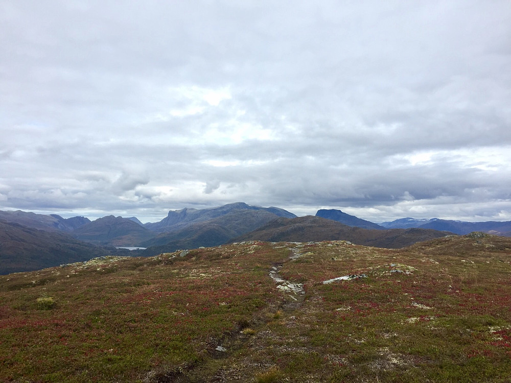 Mot Eidskyrkja og Sunndalsnipa |