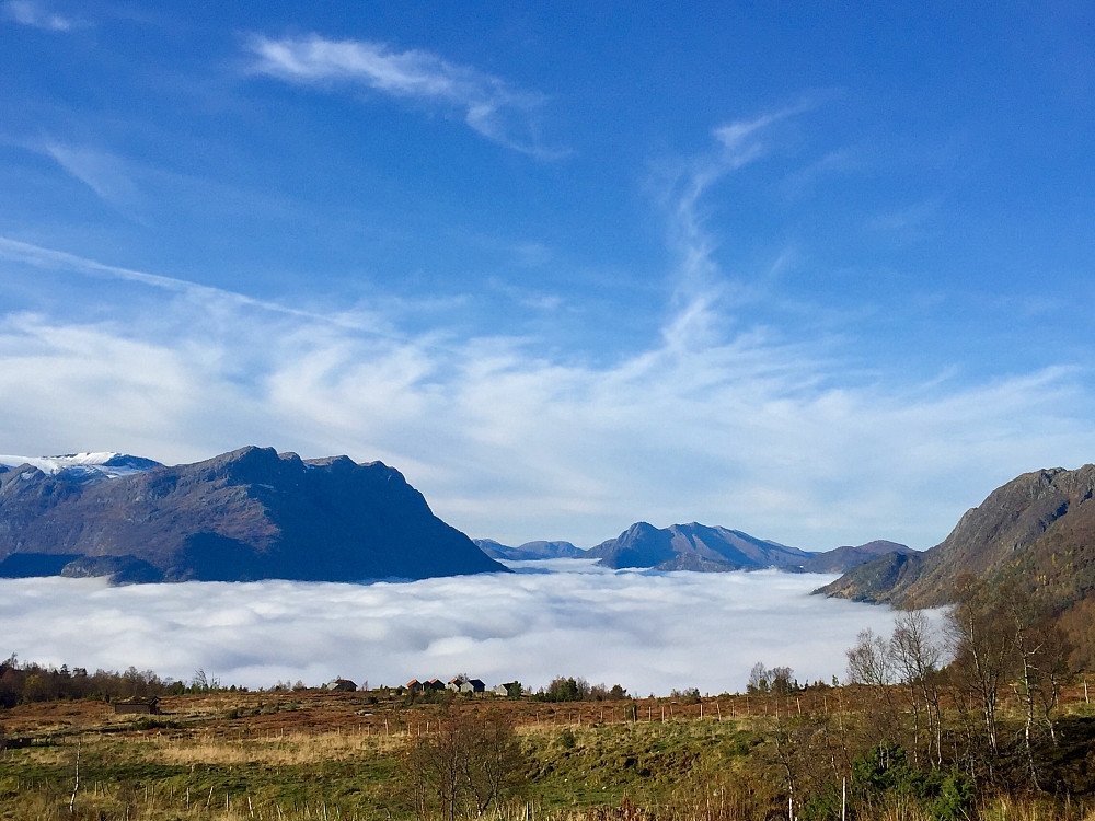 Skodda lå tjukk over Nordfjorden i dag