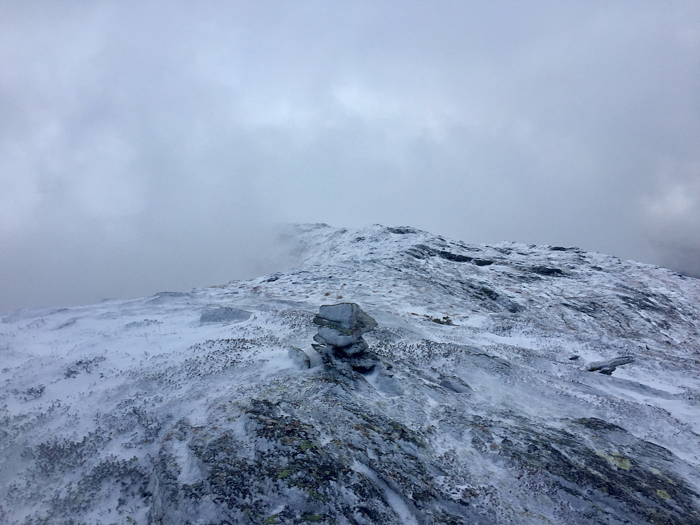 Surt med hagl/snø og sterk vind, her plutselig opphold i bygene