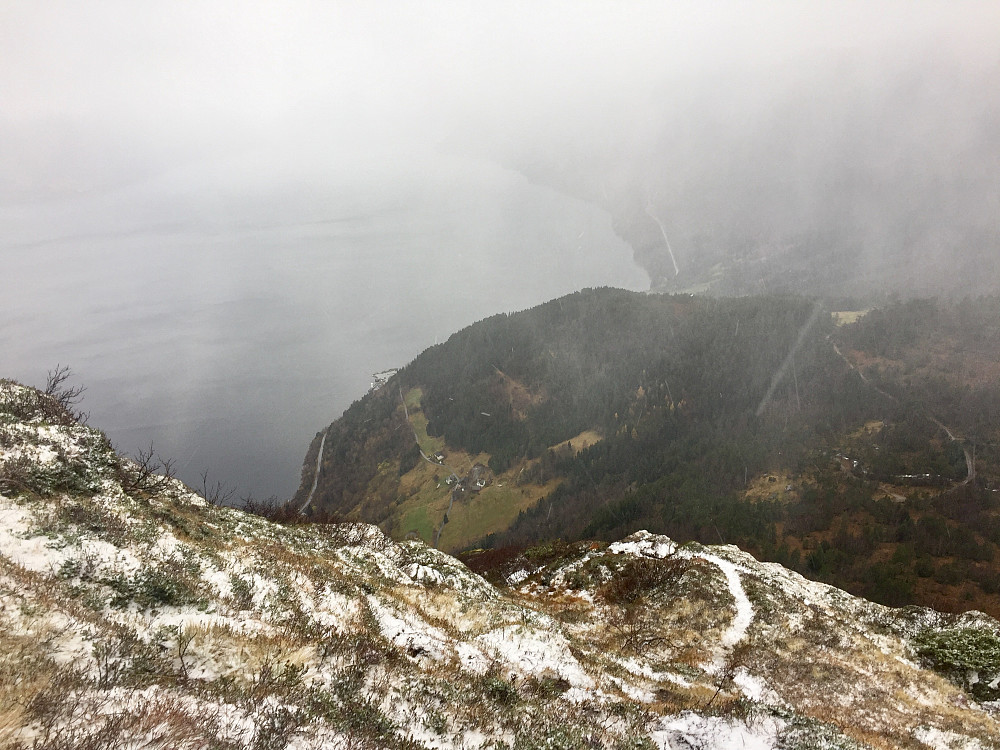 Surt med hagl/snø og sterk vind, her plutselig opphold i bygene