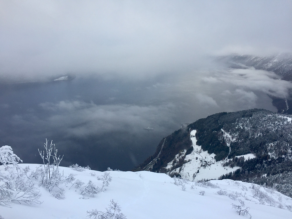 Endelig over det verste kavet i de bratte partiene. Over skoggrensa var det et lite hakk bedre og mindre snø