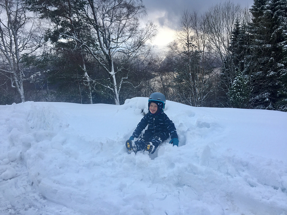 Lek i snøen og litt snoppause før nedrenn fra øvre Lotsbergskåra