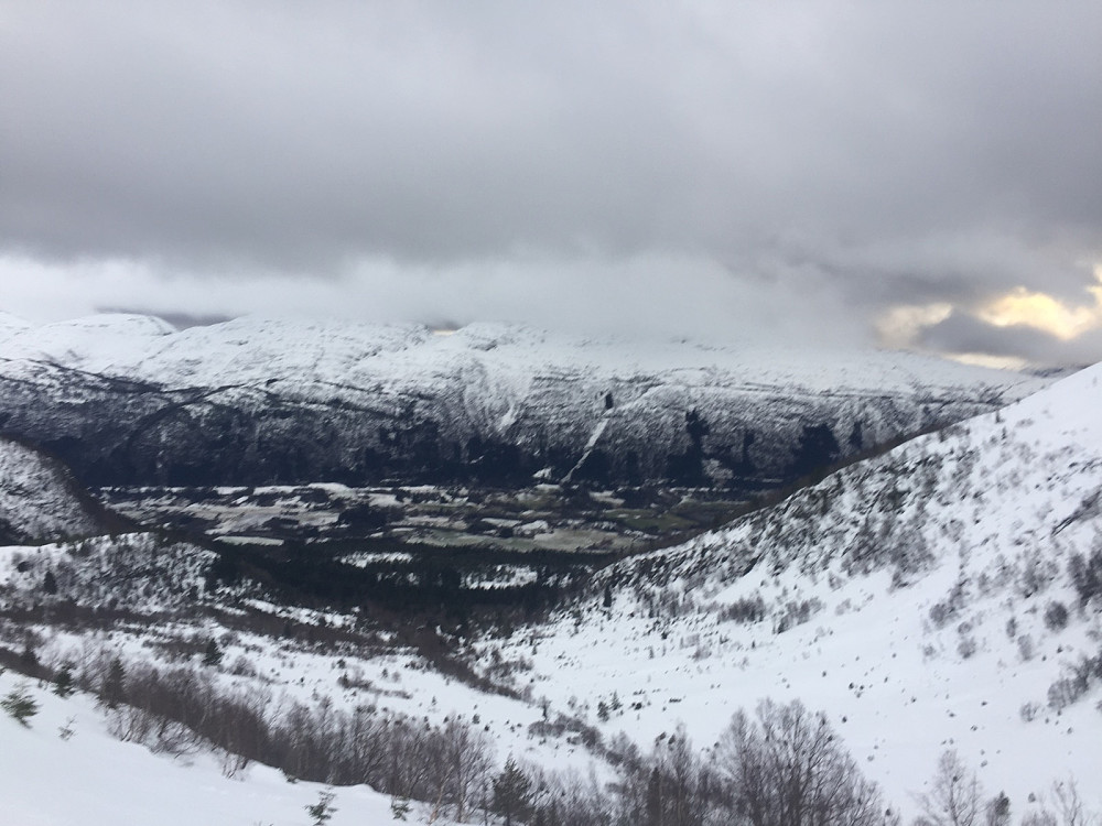Grått og noe som føltes som fønvind oppi høyden, men opphold