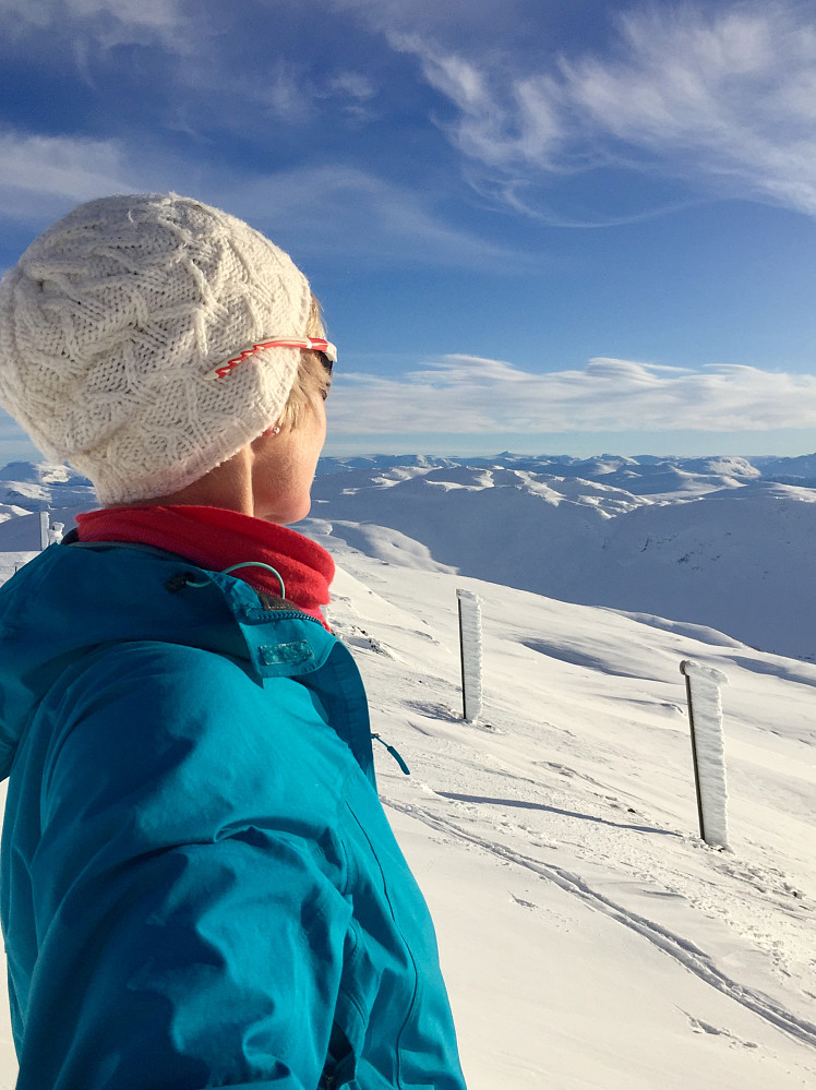 Nyter en deilig stund i sol og vindstille på toppen!