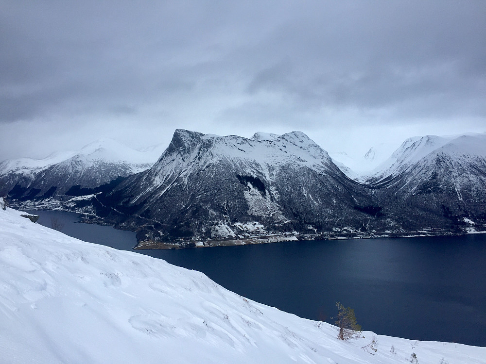 Liadalsnipa og innover Skorgedalen. Ganske avblåst i høyden enkelte plasser