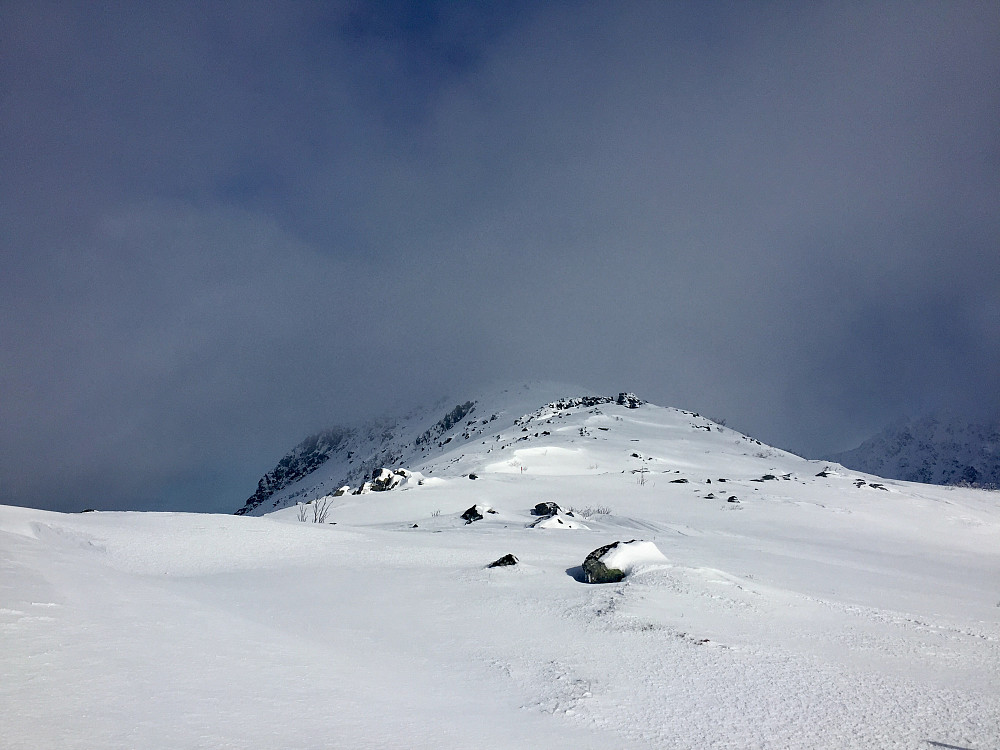 På vei oppover mot dagens første topp, Otrefjellet .
Nærmer oss det området er grunnen til at Arntfla kaller fjellet for Mt Horror ! 
