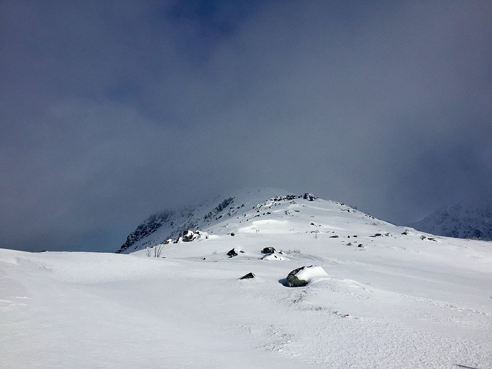På vei oppover mot dagens første topp, Otrefjellet .
Nærmer oss det området er grunnen til at Arntfla kaller fjellet for Mt Horror !