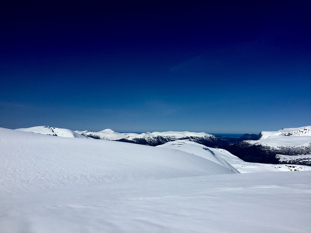 Ser ned og bort på dagens første topp Vikehornet