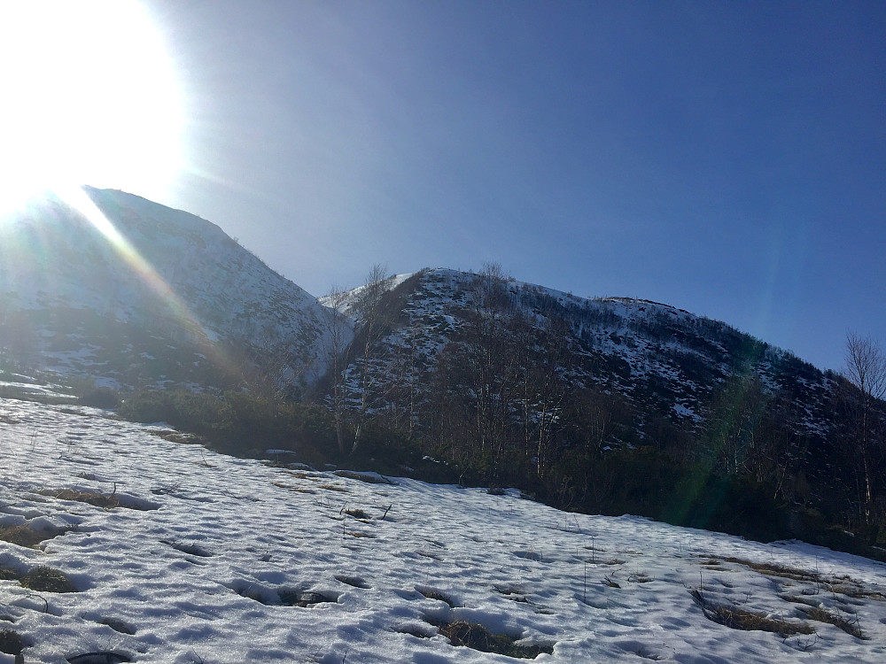 her ser jeg tilbake på den snøfattige ryggen jeg gikk opp på starten av turen, ikke å anbefale på råtten vårsnø!