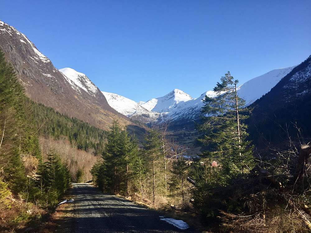 Ganske så flott dal, Norddalen, til tross for veier oppover fjellet pga kraftutbygging