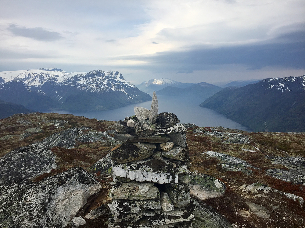 Mørke skyer beveger seg raskt innover