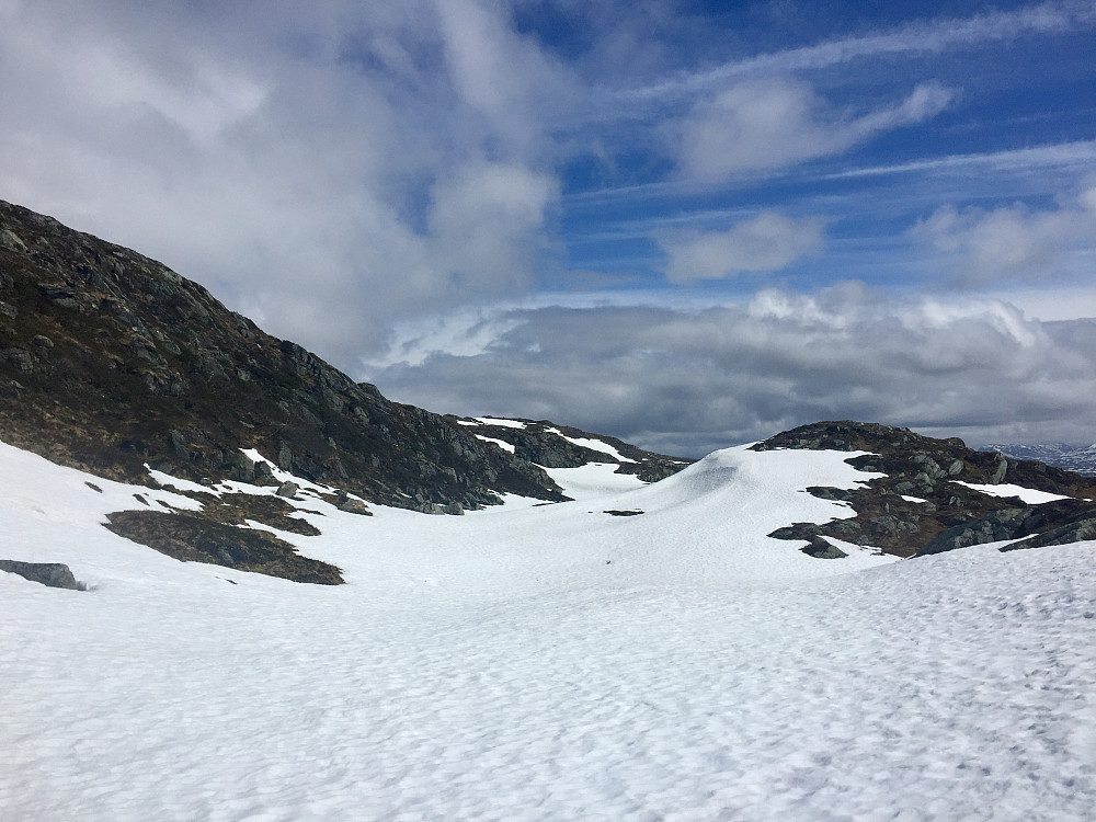 Stort sett snøfritt opp til Nibba, her kunne jeg ta på meg skia. Stort sett vedvarende snøflanker på østsida av toppene med noen unntak 