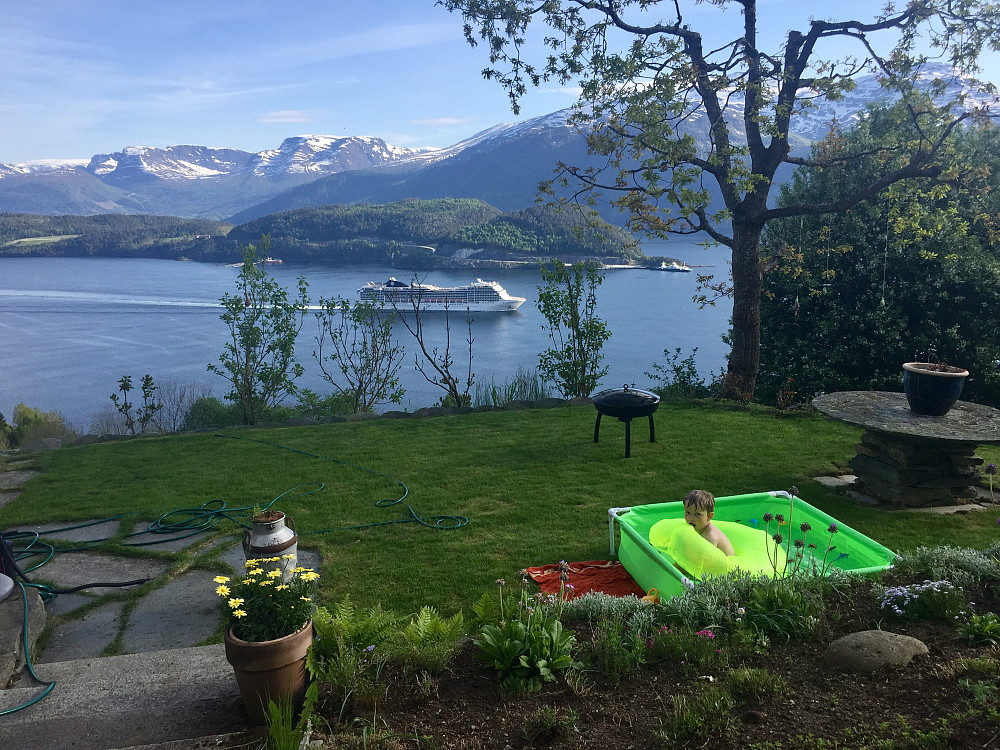 Avslutning av en flott turdag med ivrig plastlignende og herjing i bassenget i hagen med den flotteste utsikt :-)