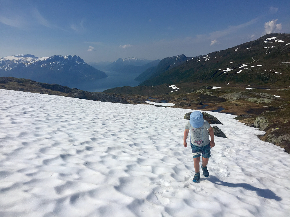 I godt driv oppover et av de fremdeles mange snøfelta