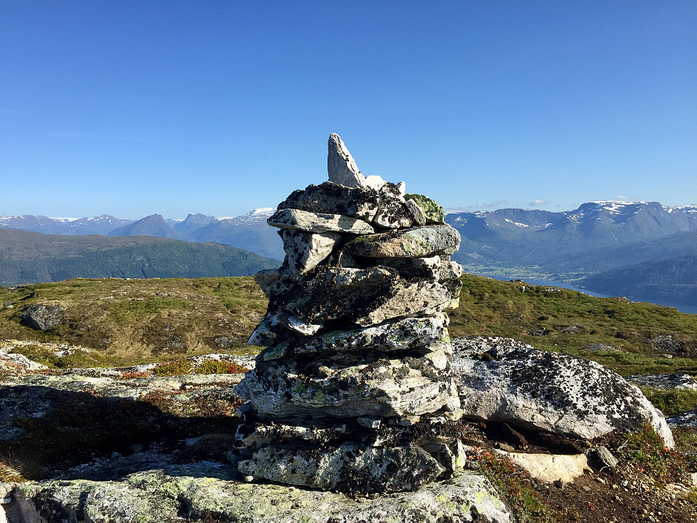 Mye vind på fjorden og på Lotsberg, omtrent vindstille på toppen