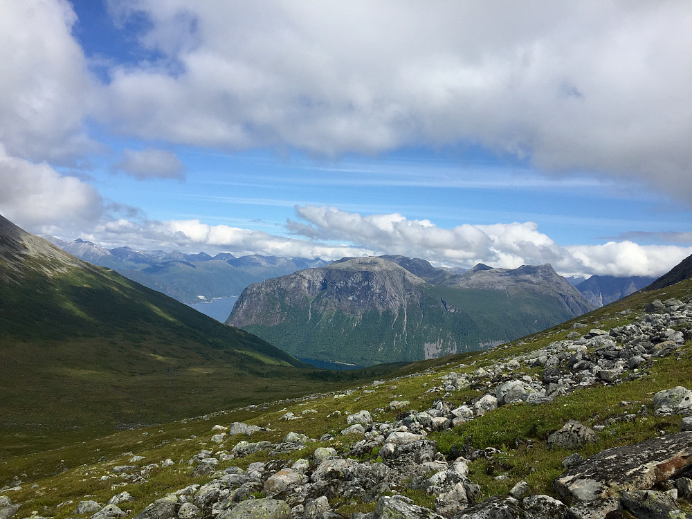 Her ser jeg hele gårsdagens runde fra Setnesfjellet mot Grisetskolten . Jeg valgte nok feil dag ja ;-)