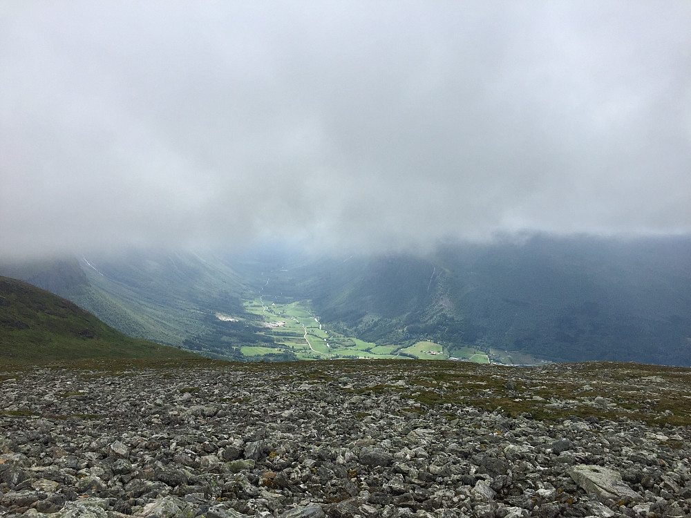 På vei ned fra Svartebottstinden kommer jeg omsider under skodda og får se ned og innover mot Berill og Bøstølen