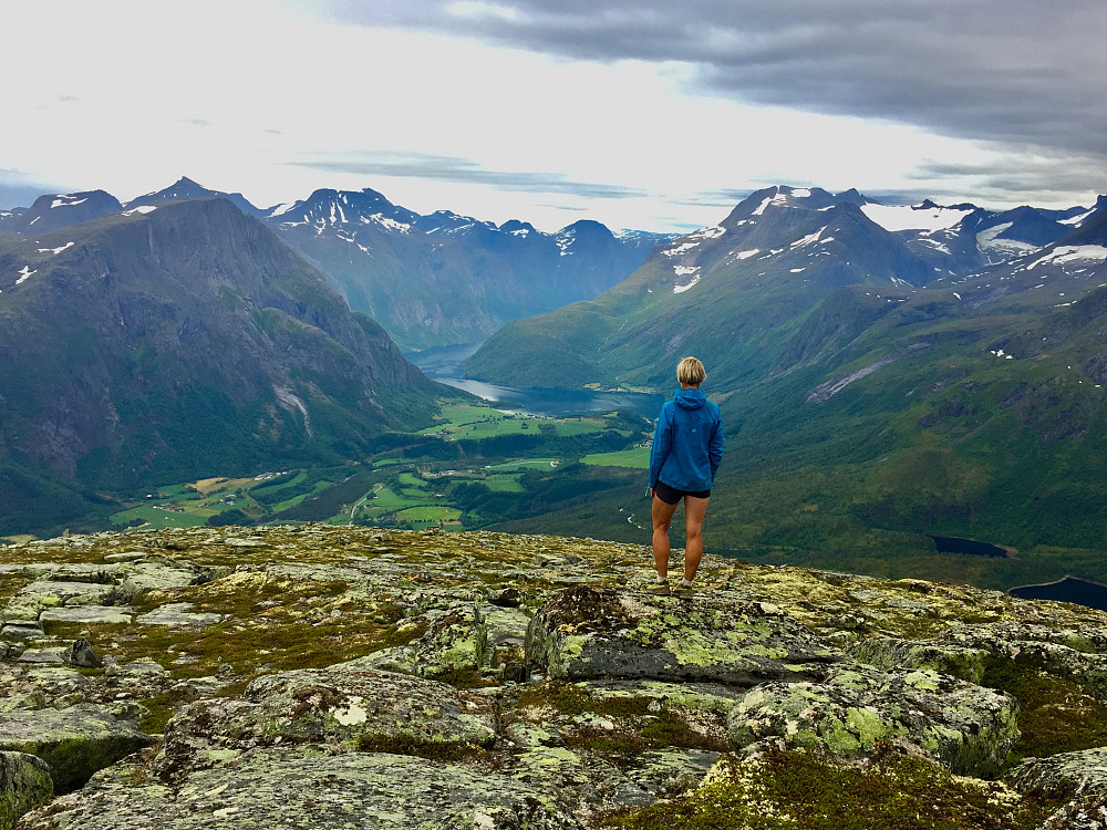 Utsøkt utsikt mot Eikesdalen fra Jamtetind