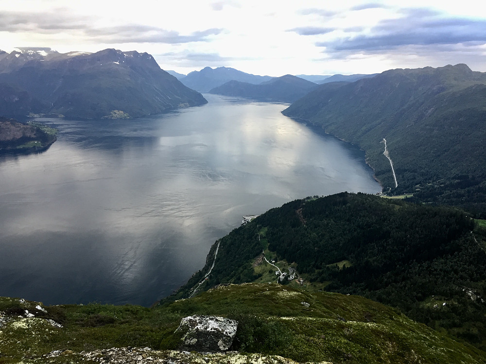 Ser godt hogstfeltet på øvre del av Lotsberg nå
