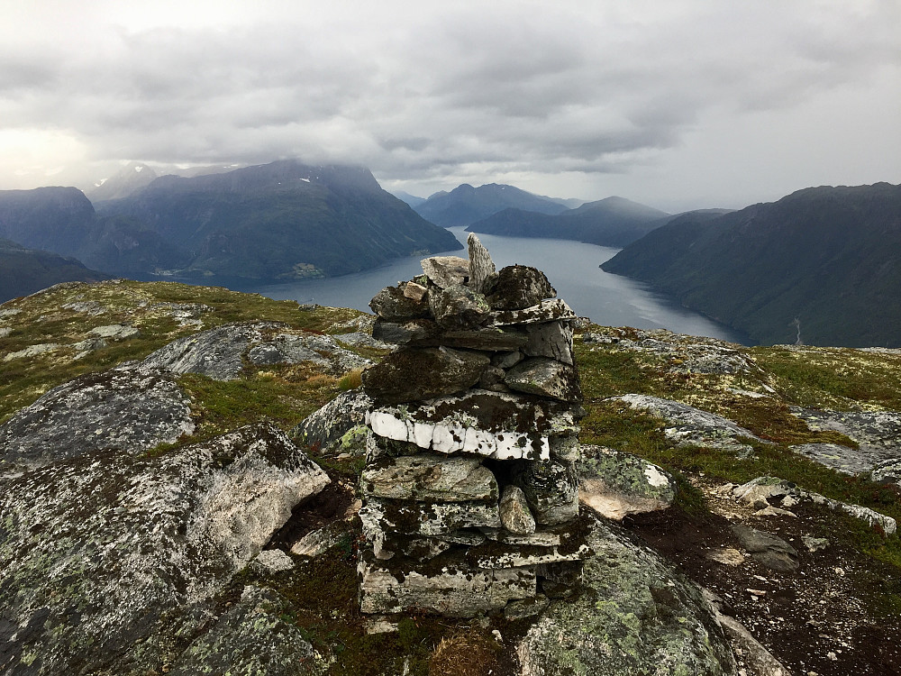 Av og på med bygeaktivitet, sleipt og glatt til en forandring på stien ;-)