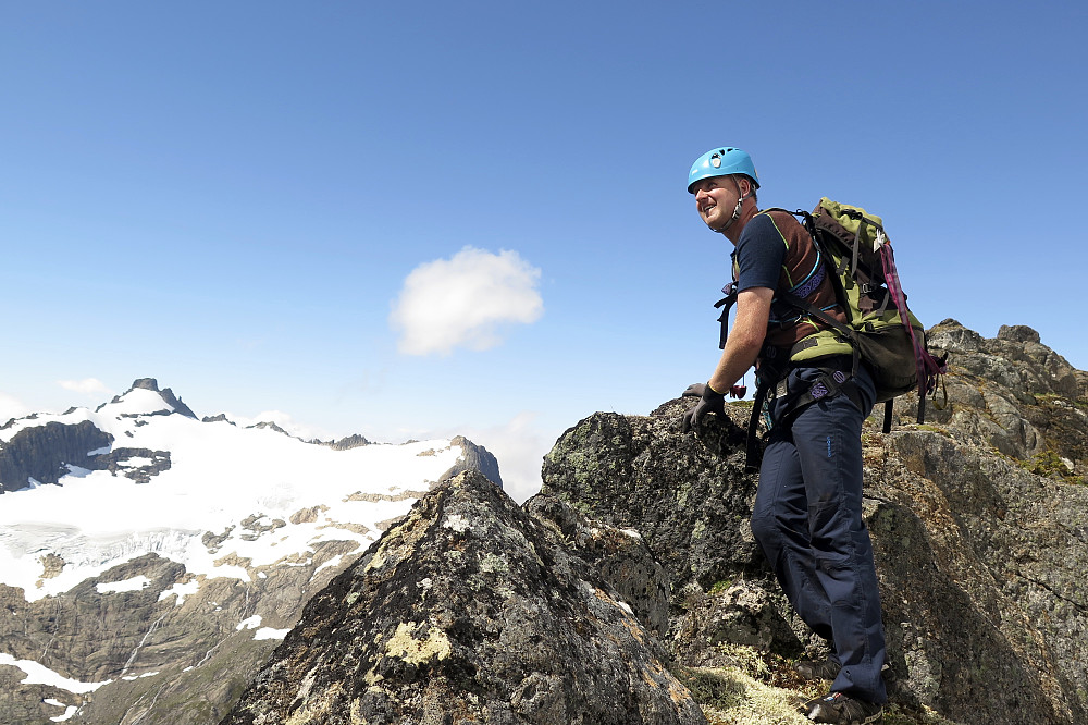 Hadde fortsatt sol da vi kom opp på Egga, men skodda var godt på vei innover. Her utsikt over Kvanndalen mot Kolåstinden