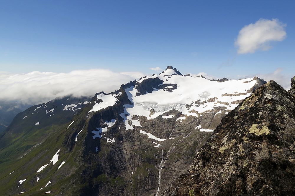 Hadde fortsatt sol da vi kom opp på Egga, men skodda var godt på vei innover. Her utsikt over Kvanndalen mot Kolåstinden