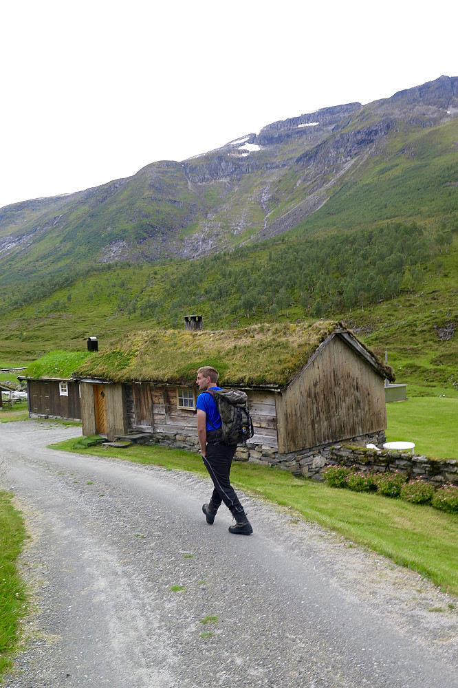 Vi startet ved Instesætra. Kjempeflott og velholdt sæter hvor det drives både med både sau og gjeiter