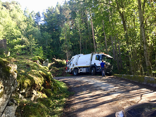 Bossbilen hadde vært uheldig og veltet ned fra Lotsberg, så ble litt ventetid før det var mulig å komme heim igjen .