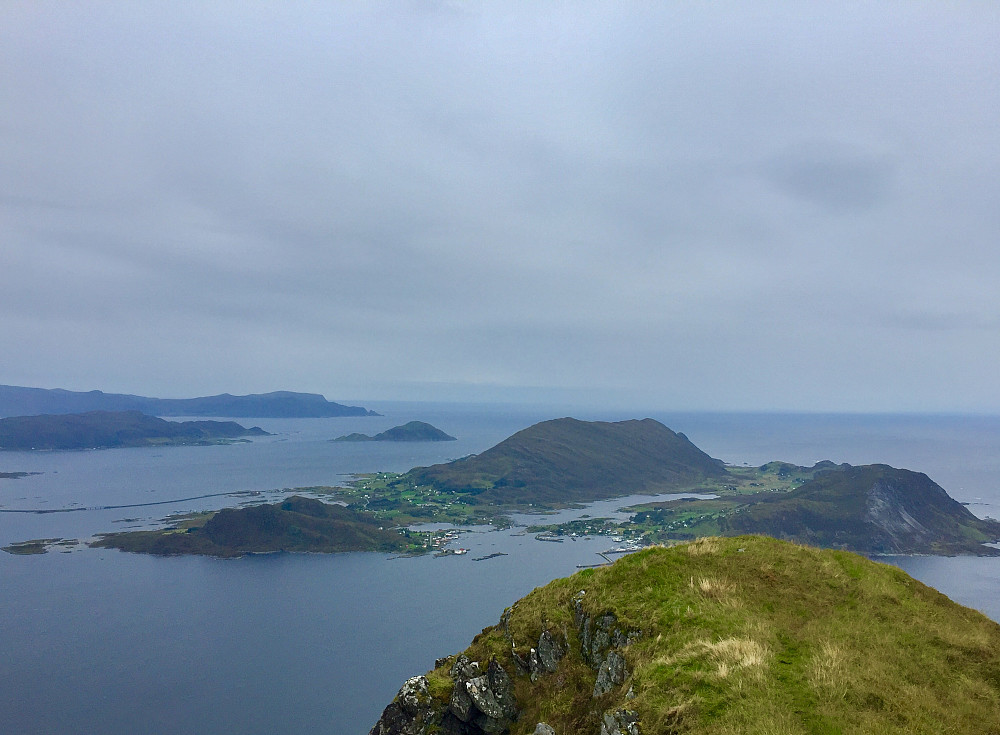 Utsikt vestover mot øyene Sandsøya, Kvamsøye og Riste med Stadlandet i bakgrunnen